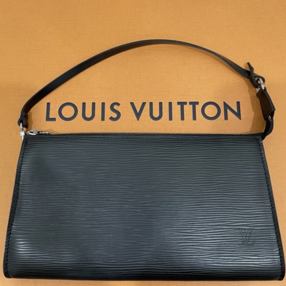 Louis Vuitton Epi Pochette Black Leather Silver Hardware - Picture 11 of 12